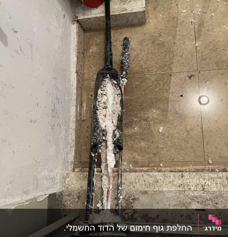 צינור סולארי עם הצטברות אבנית ולכלוך